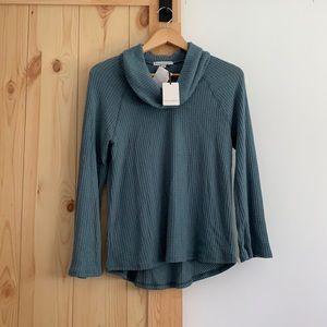 3/$25 🍉 Cowl neck sweater
